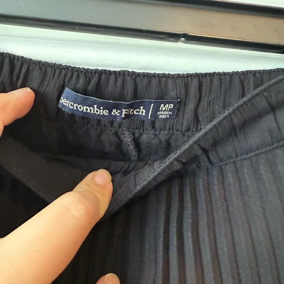 Pleated Abercrombie and Fitch skirt - Picture 3 of 5